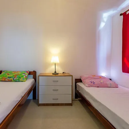 Gorgeous Apartment In Vir With Wifi * فير