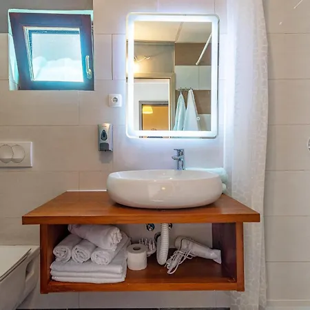 Gorgeous Apartment In Vir With Wifi * فير