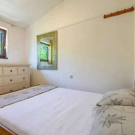 Gorgeous Apartment In Vir With Wifi شقة *