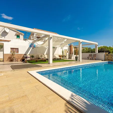 Gorgeous Apartment In Vir With Wifi شقة