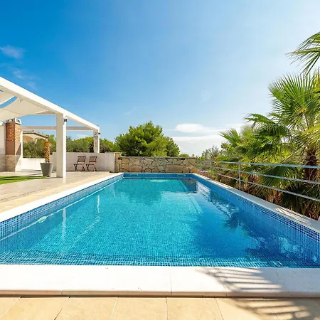 Gorgeous Apartment In Vir With Wifi شقة *