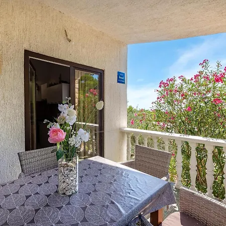 Gorgeous Apartment In Vir With Wifi *