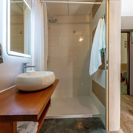Gorgeous Apartment In Vir With Wifi * فير